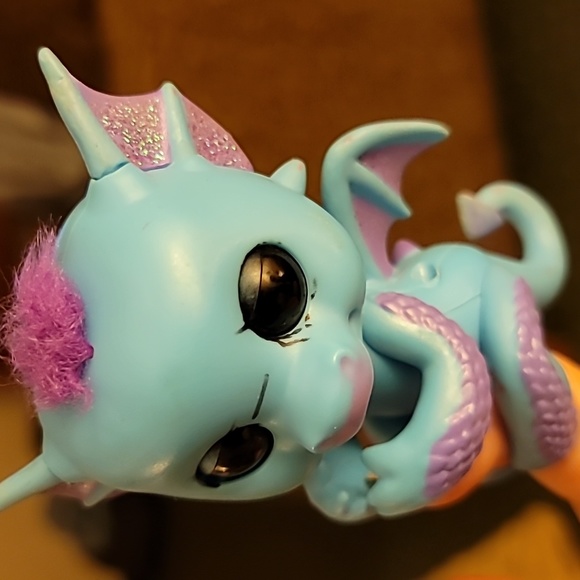 Wow Wee Untamed Fingerlings Baby Glitter Dragon Tara Interactive Electronic toy - Picture 3 of 3
